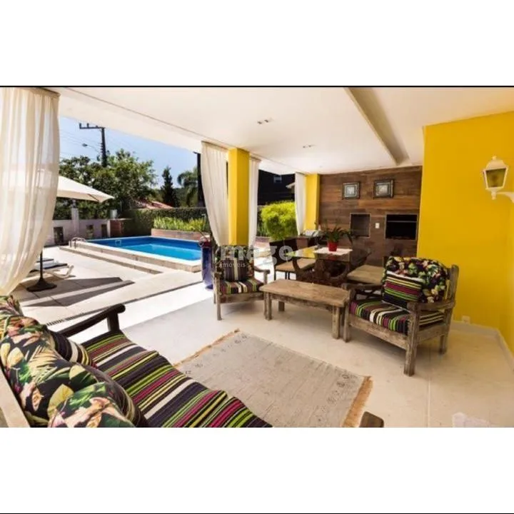 Linda casa 3 suítes em Taquaras pertinho da praia.