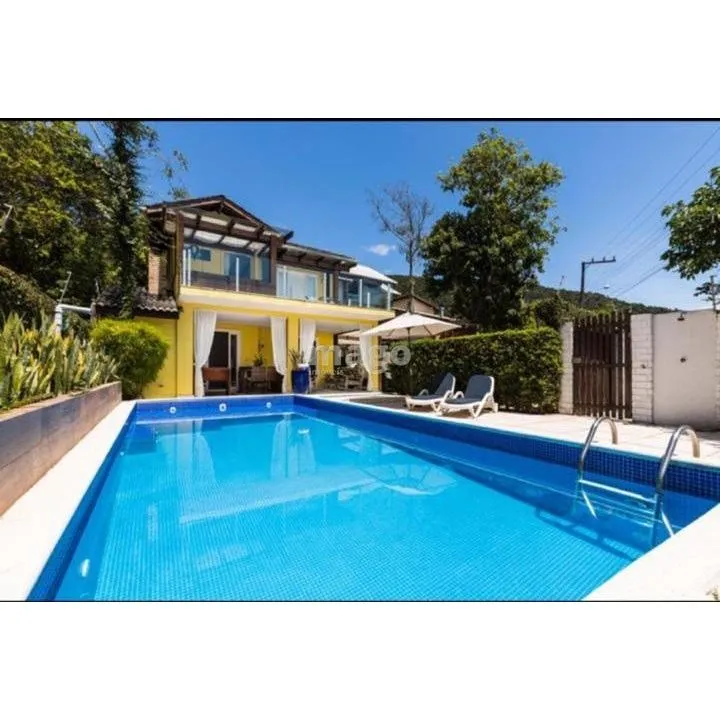 Linda casa 3 suítes em Taquaras pertinho da praia.