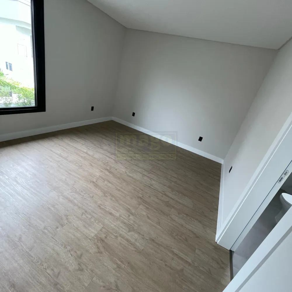 Magnífica Casa em Condomínio Fechado na Praia Brava