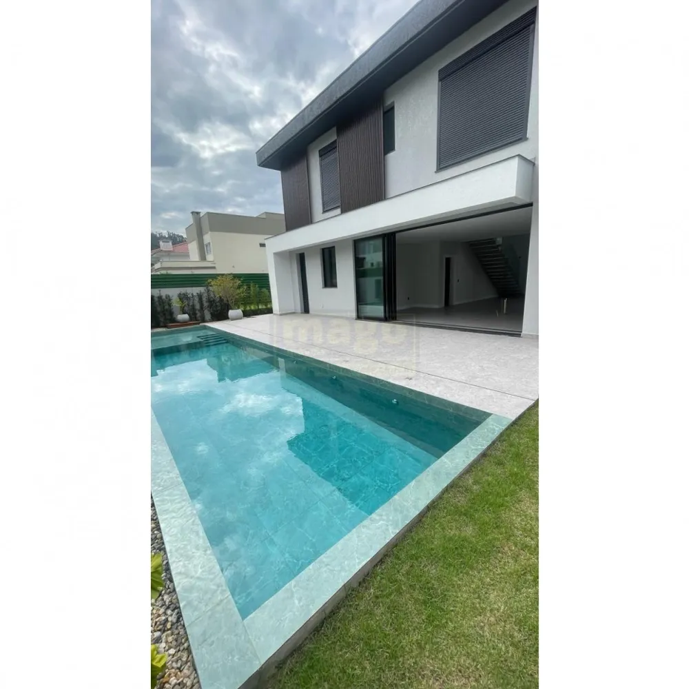 Magnífica Casa em Condomínio Fechado na Praia Brava