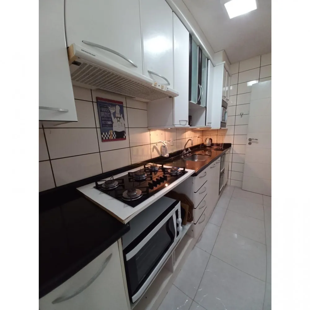 APARTAMENTO PARA INVESTIR OU MORAR NO CENTRO DE BALNEÁRIO!