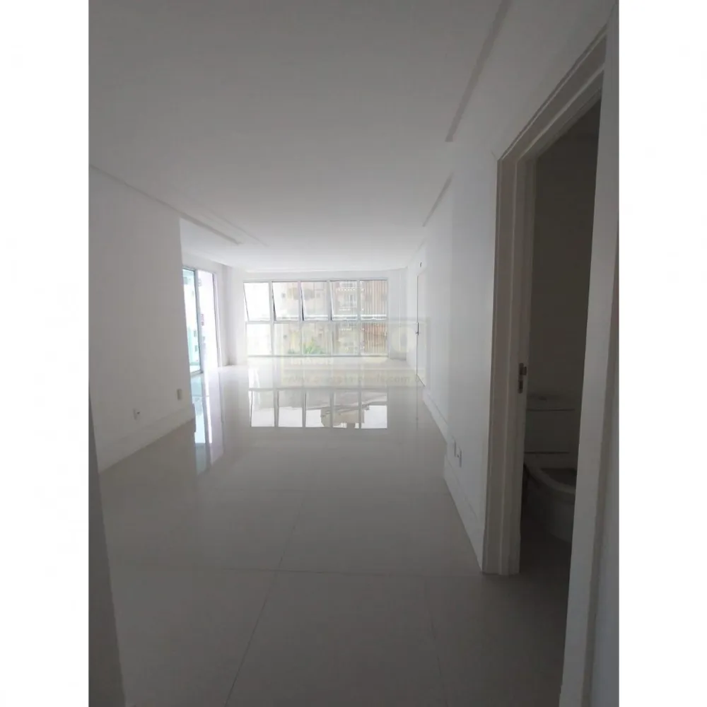 APARTAMENTO NA QUADRA DO MAR PARA VOCÊ DECORAR!