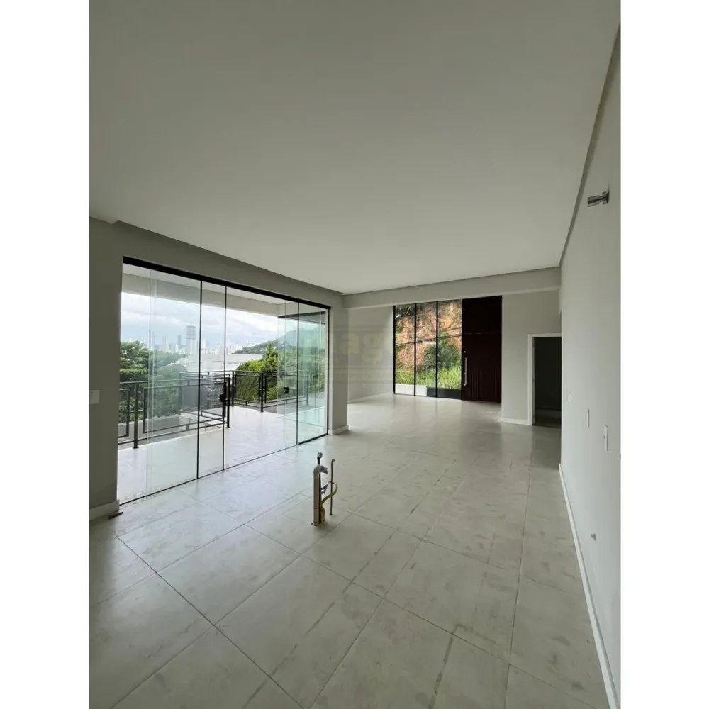 Casa com 3 suites e 4 vagas de garagem no Bairro das Nações