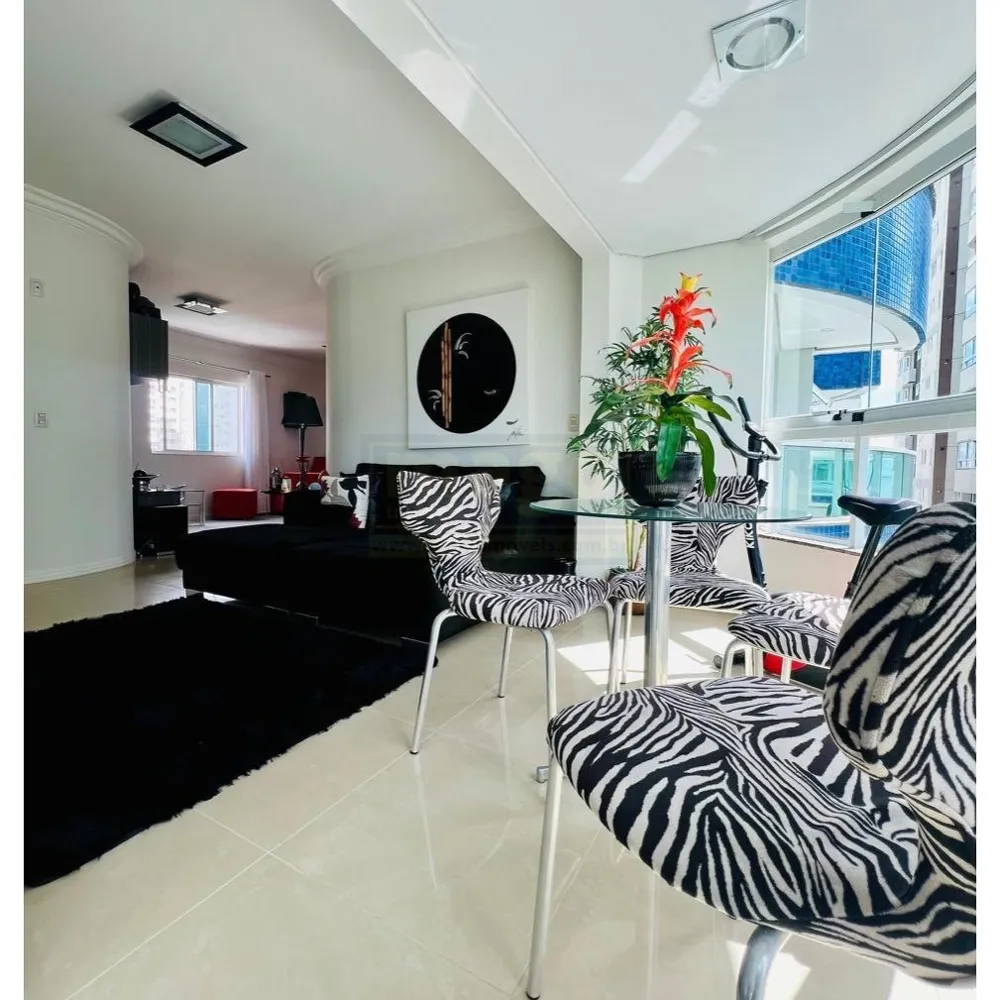 Apartamento com 3 suítes e 2 garagens na Barra Sul