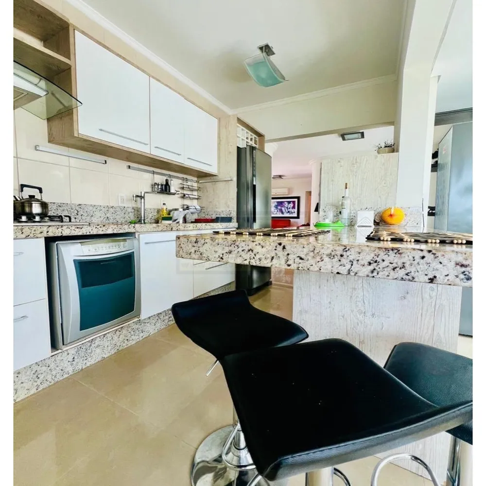 Apartamento com 3 suítes e 2 garagens na Barra Sul
