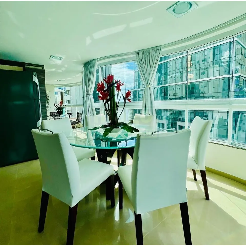 Apartamento com 3 suítes e 2 garagens na Barra Sul