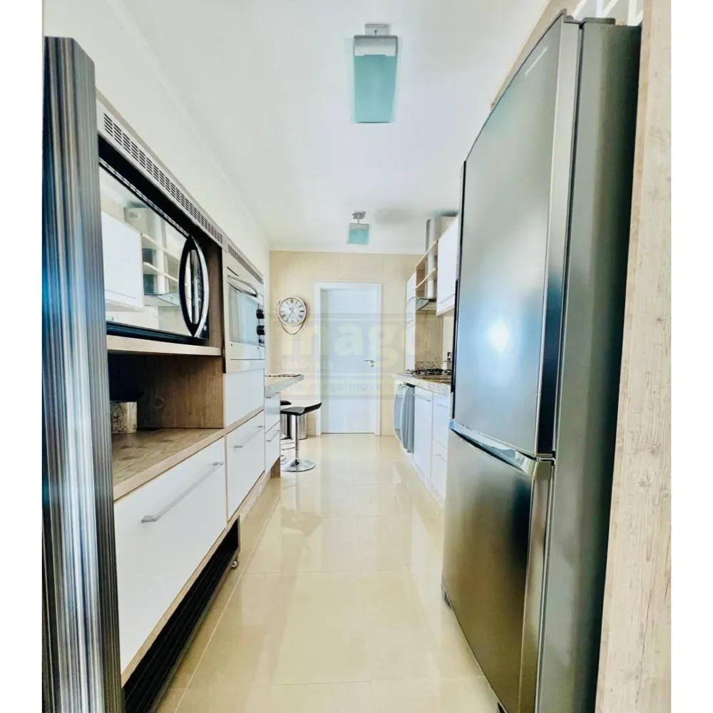 Apartamento com 3 suítes e 2 garagens na Barra Sul