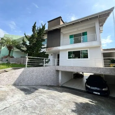 Casa 3 suítes para Locação Anual no bairro Ariribá em Balneário Camboriú