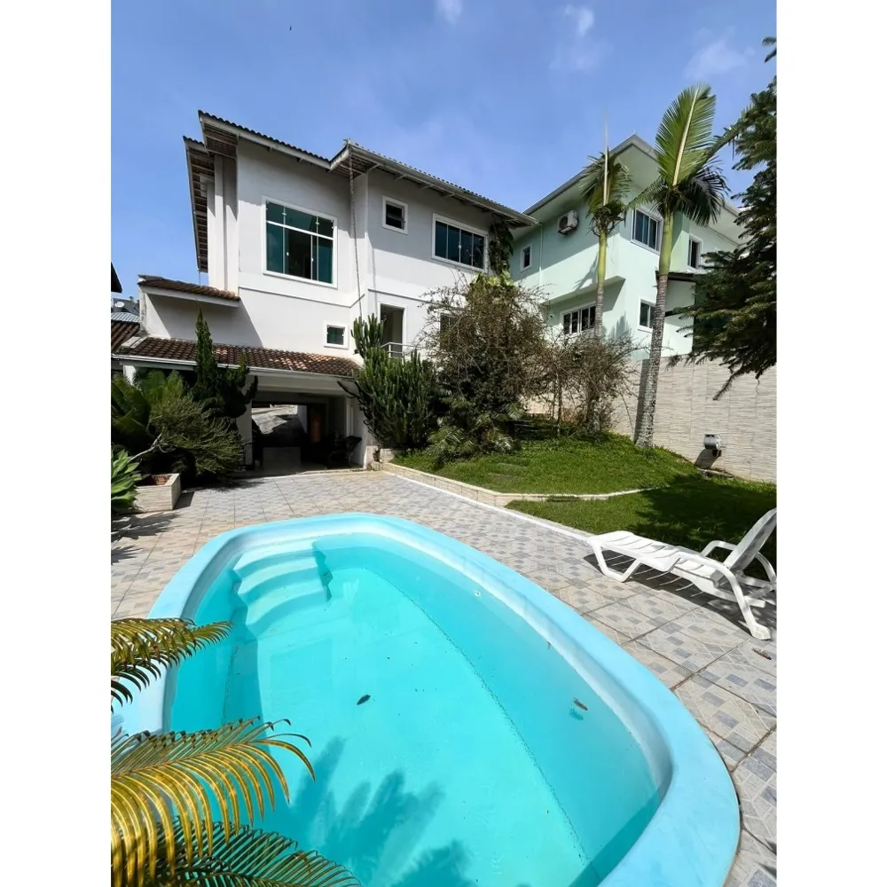 Casa 3 suítes para Locação Anual no bairro Ariribá em Balneário Camboriú