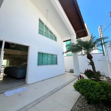 Casa 3 suítes para Locação Anual no bairro Barra Norte em Balneário Camboriú