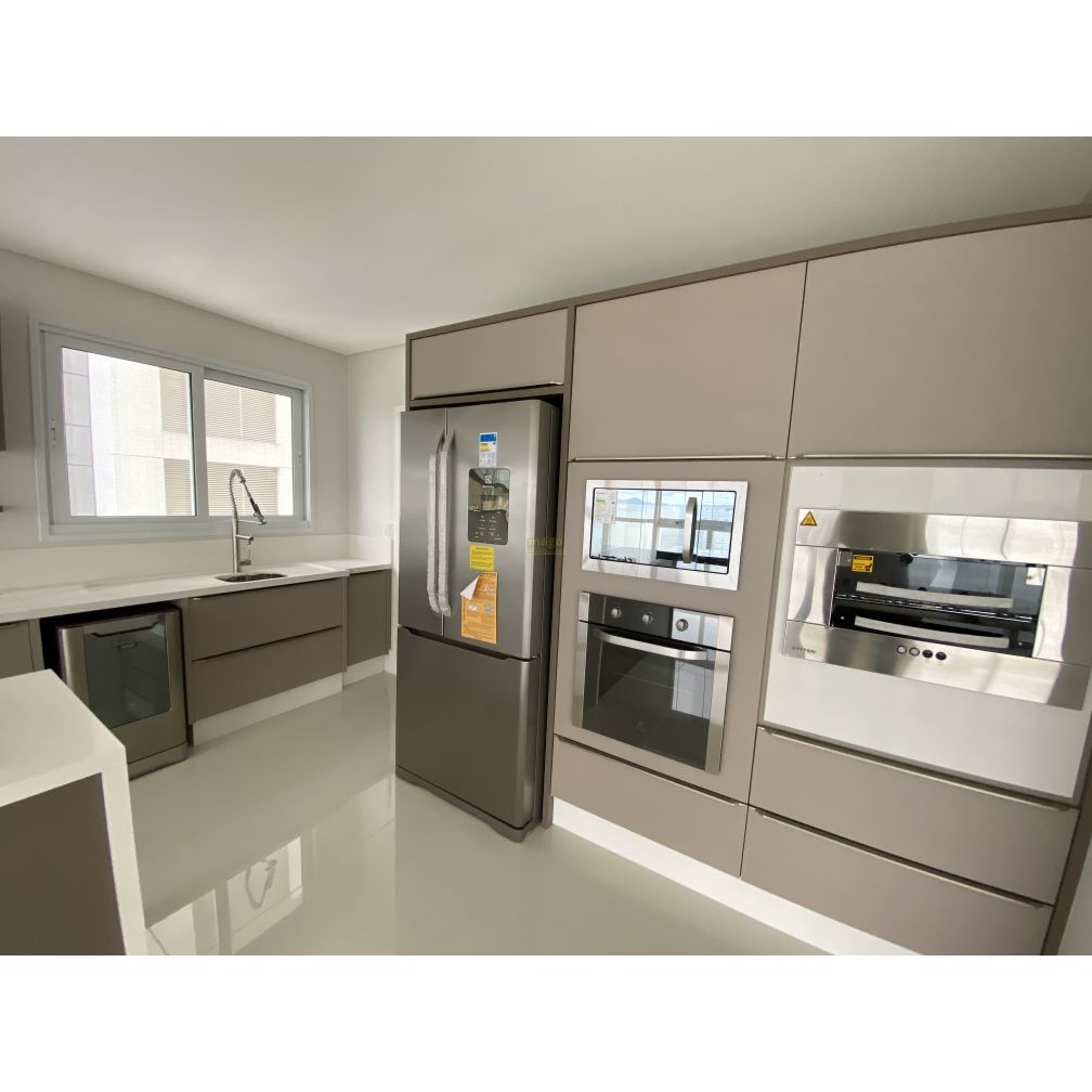 Apartamento Alto Padrão com 04 suítes Frente Mar