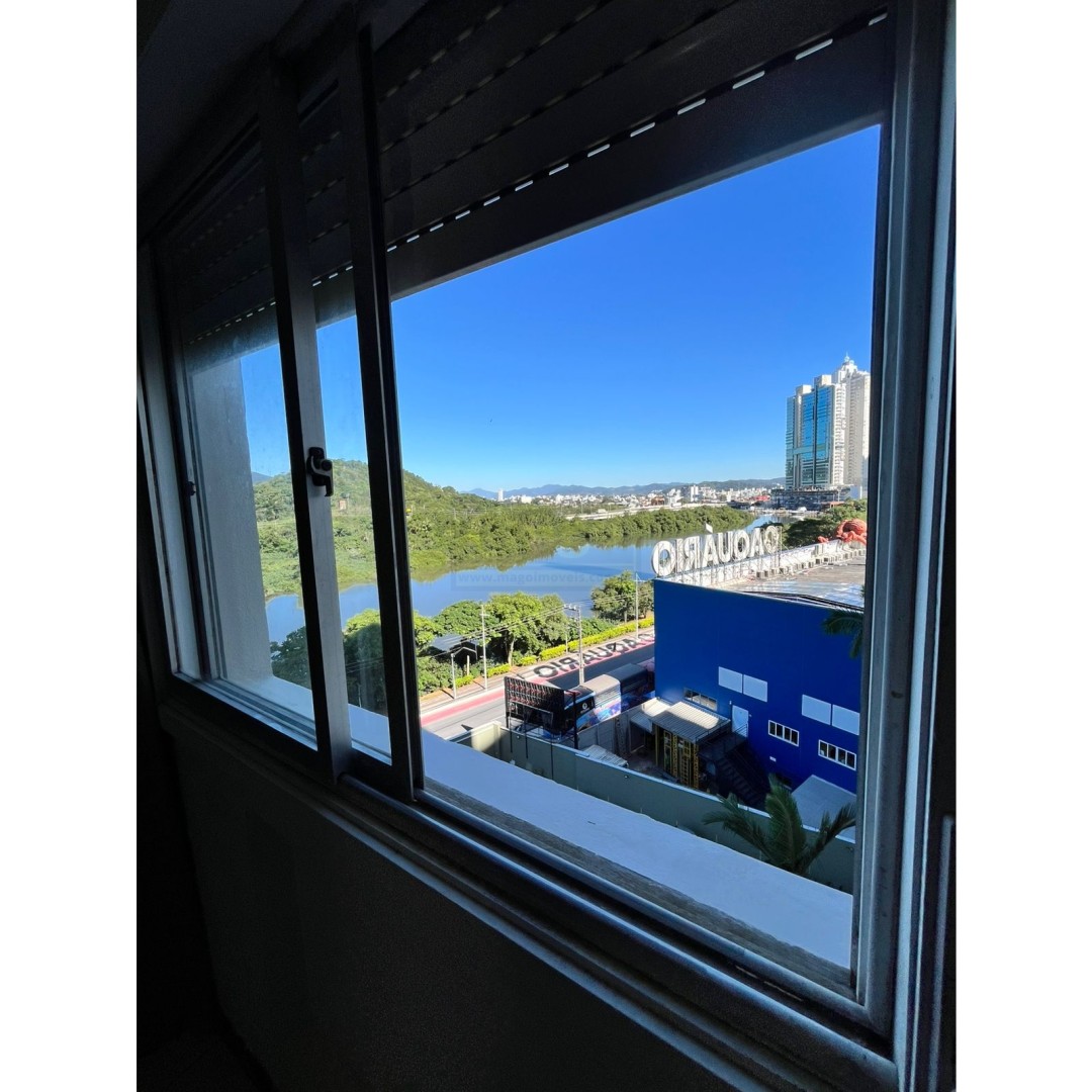 Apartamento no centro de Balneário Camboriú semi mobiliado