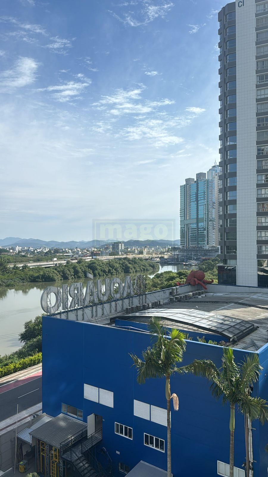 Apartamento no centro de Balneário Camboriú semi mobiliado