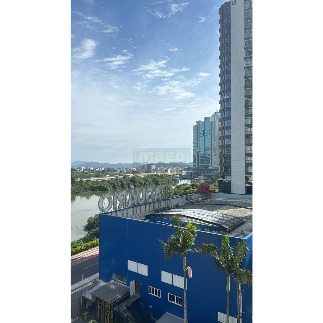 Apartamento no centro de Balneário Camboriú semi mobiliado