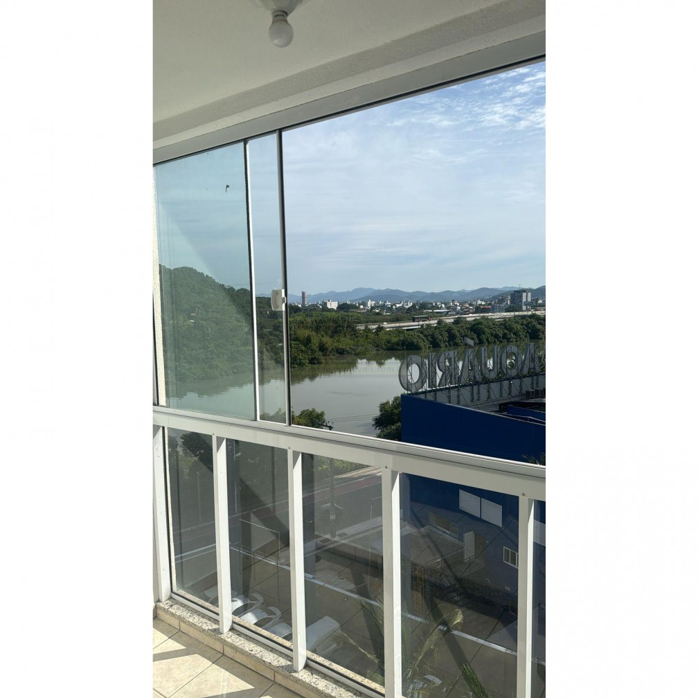 Apartamento no centro de Balneário Camboriú semi mobiliado