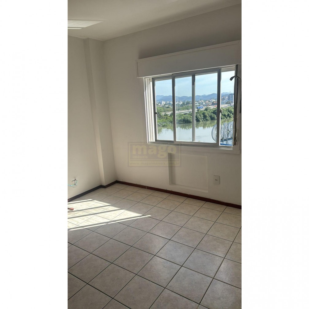 Apartamento no centro de Balneário Camboriú semi mobiliado