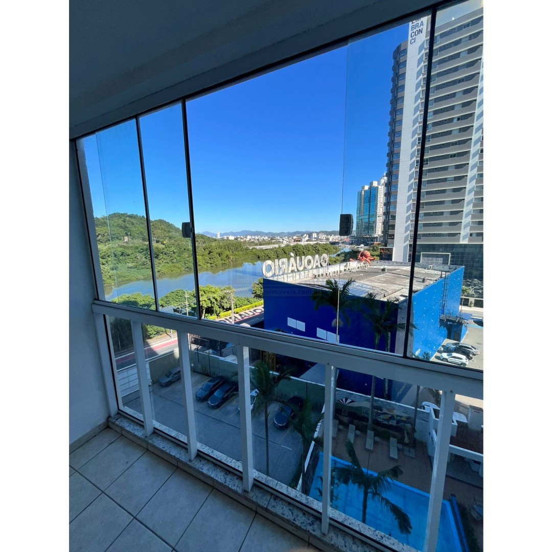 Apartamento no centro de Balneário Camboriú semi mobiliado