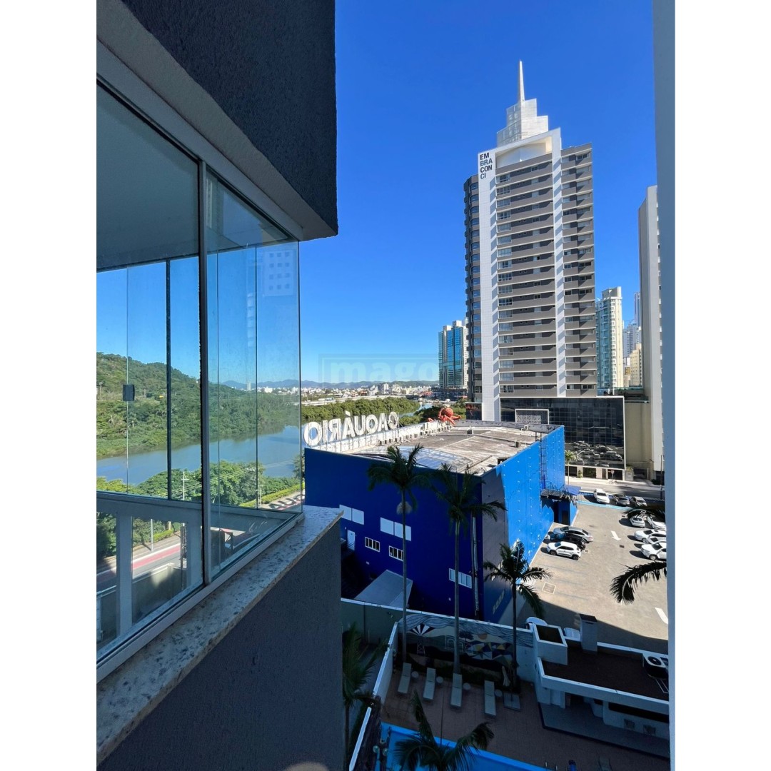 Apartamento no centro de Balneário Camboriú semi mobiliado