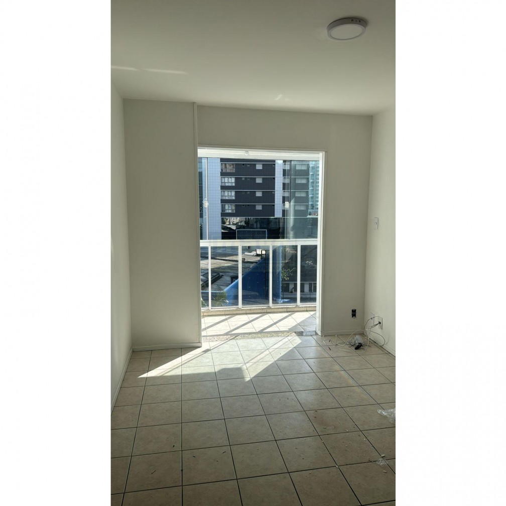 Apartamento no centro de Balneário Camboriú semi mobiliado