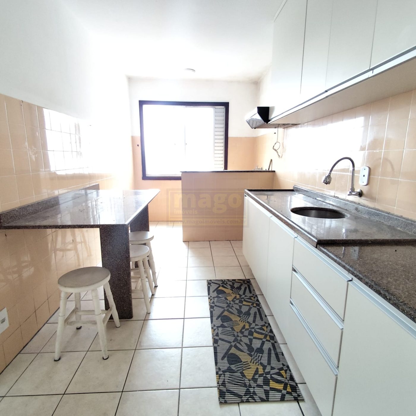 Apartamento à venda na Barra Sul, com ótima localização