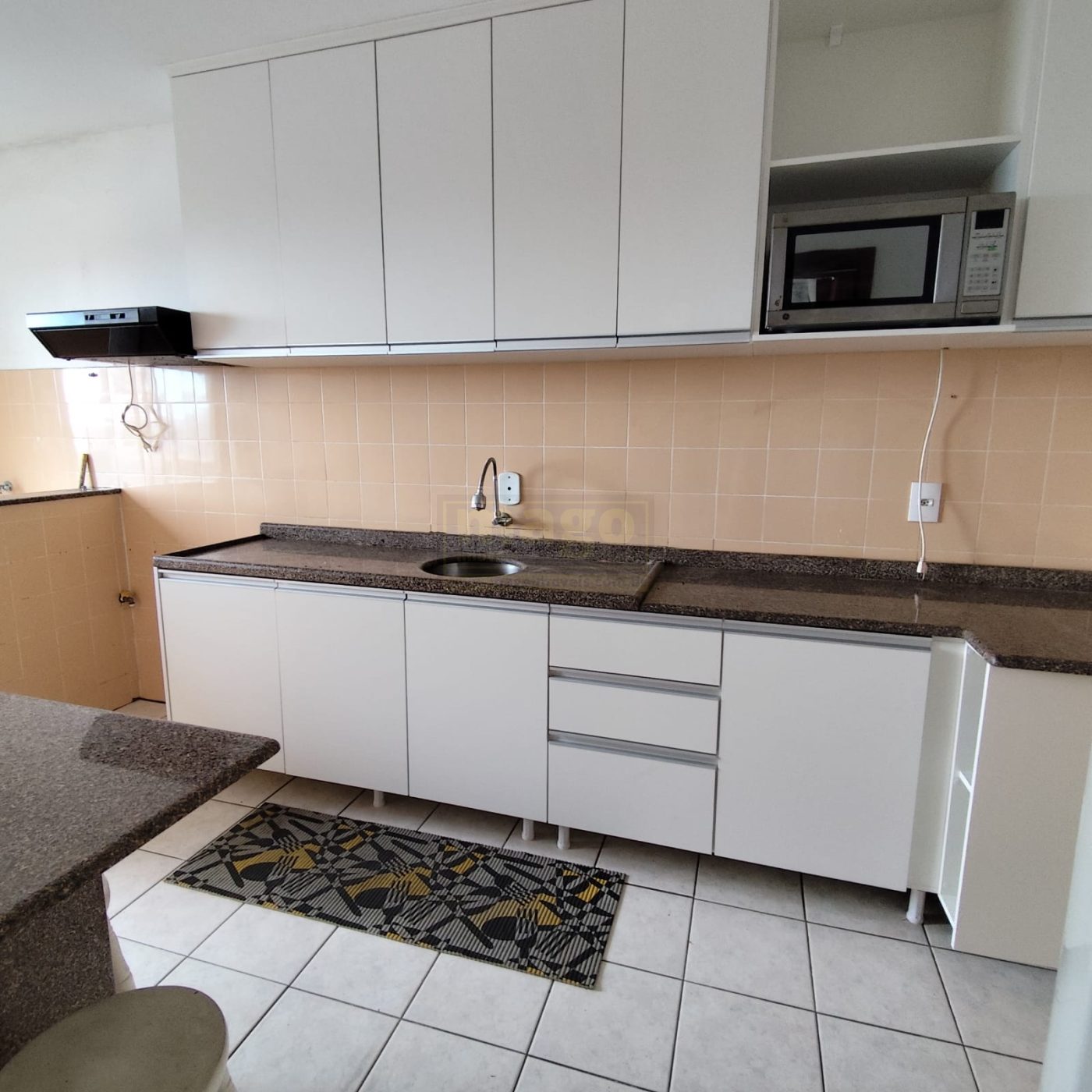 Apartamento à venda na Barra Sul, com ótima localização