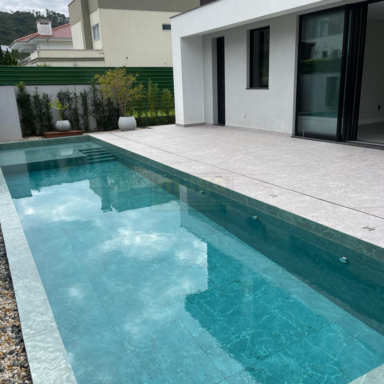 Magnífica Casa em Condomínio Fechado na Praia Brava