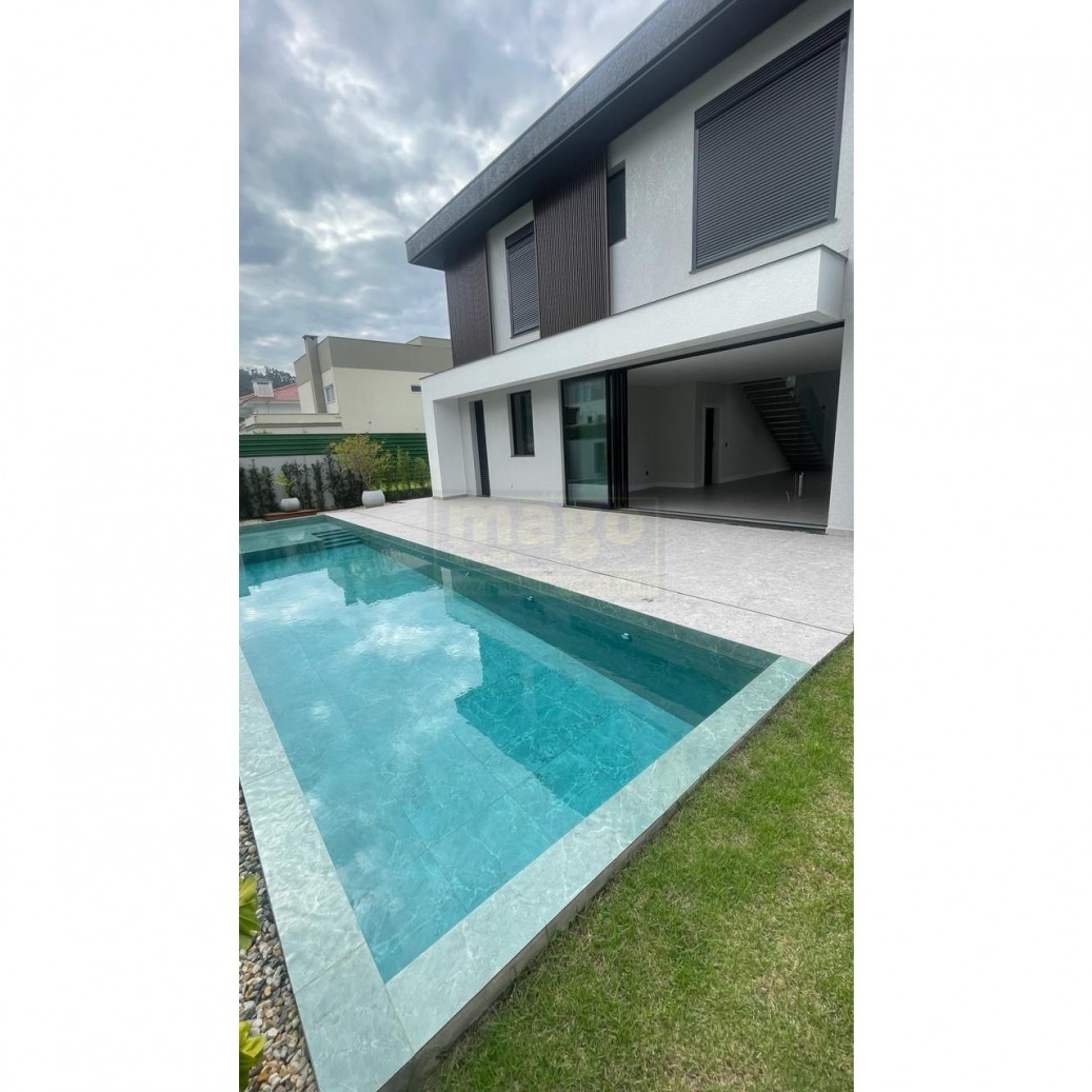 Magnífica Casa em Condomínio Fechado na Praia Brava