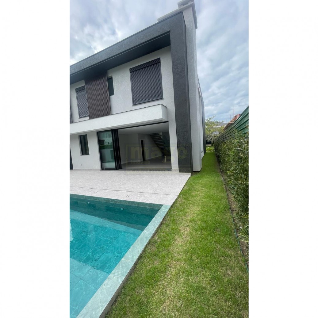 Magnífica Casa em Condomínio Fechado na Praia Brava
