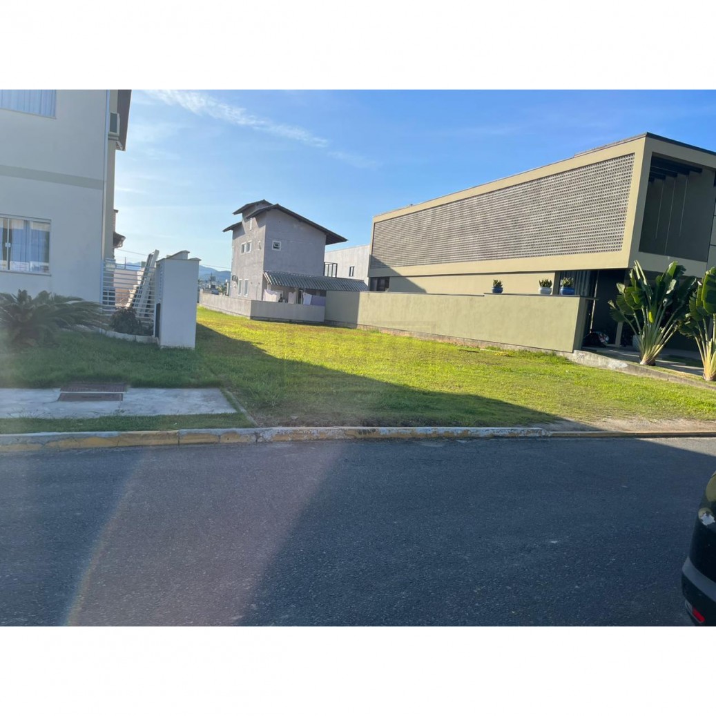 Terreno à venda no Condomínio Caledônia