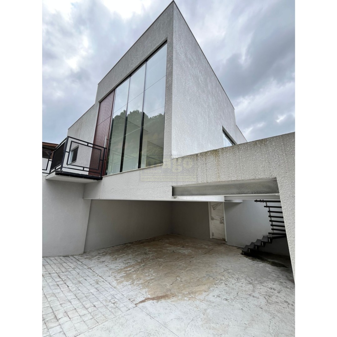 Casa com 3 suites e 4 vagas de garagem no Bairro das Nações