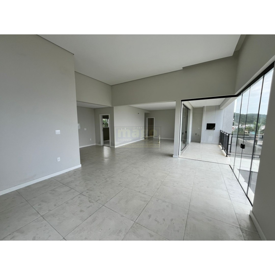 Casa com 3 suites e 4 vagas de garagem no Bairro das Nações