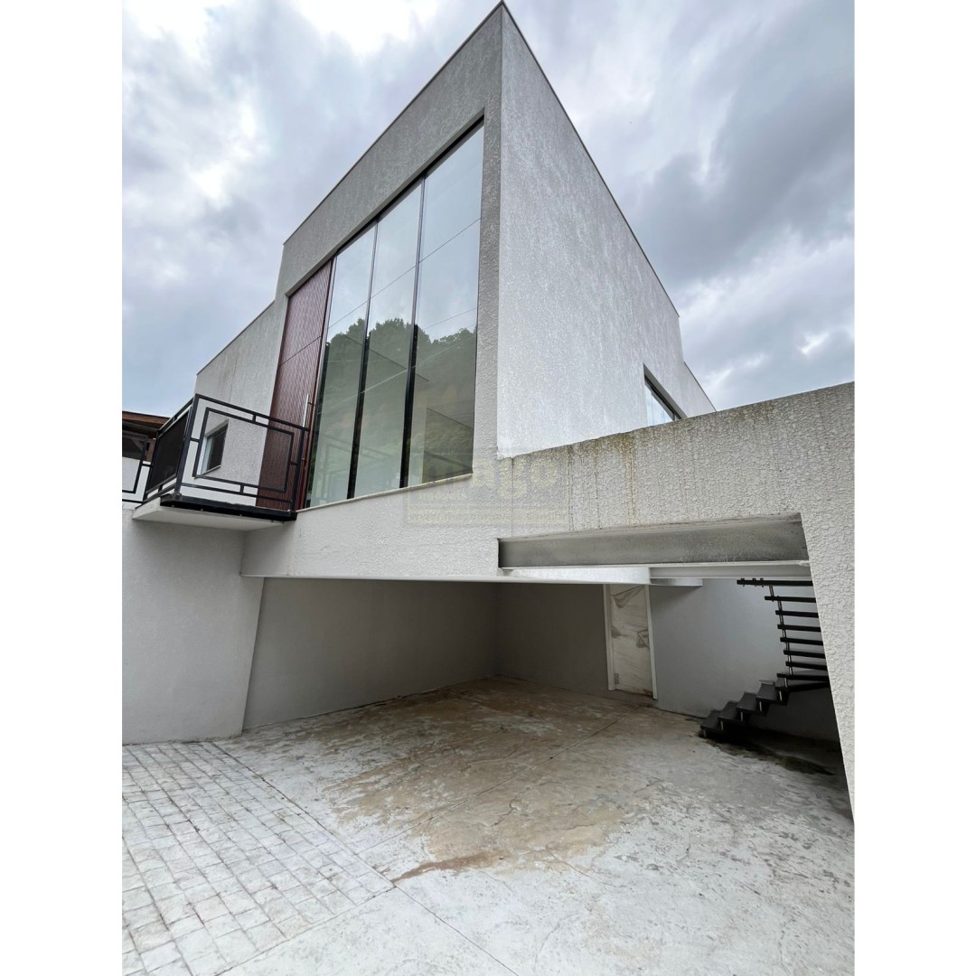 Casa com 3 suites e 4 vagas de garagem no Bairro das Nações