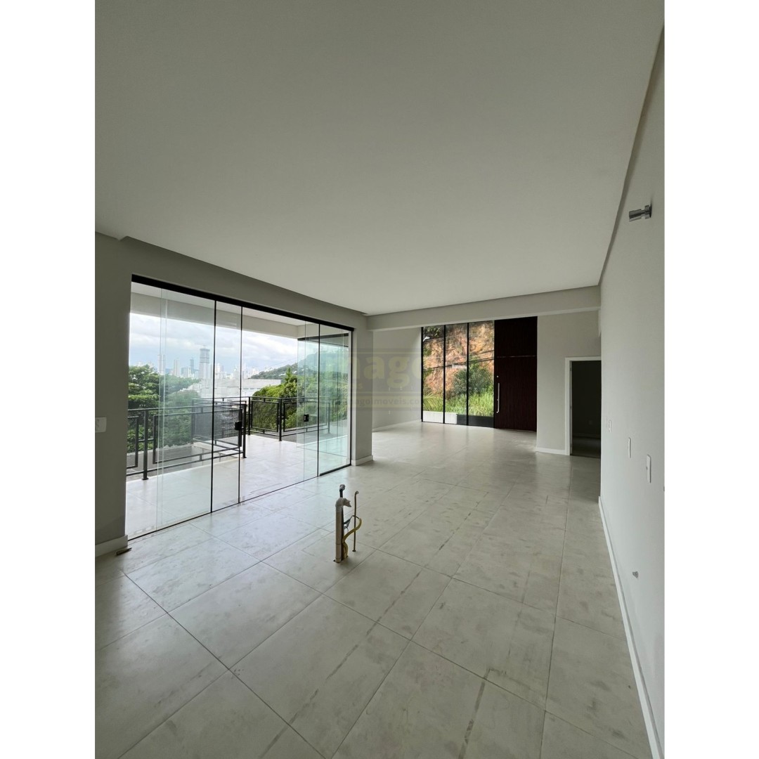 Casa com 3 suites e 4 vagas de garagem no Bairro das Nações