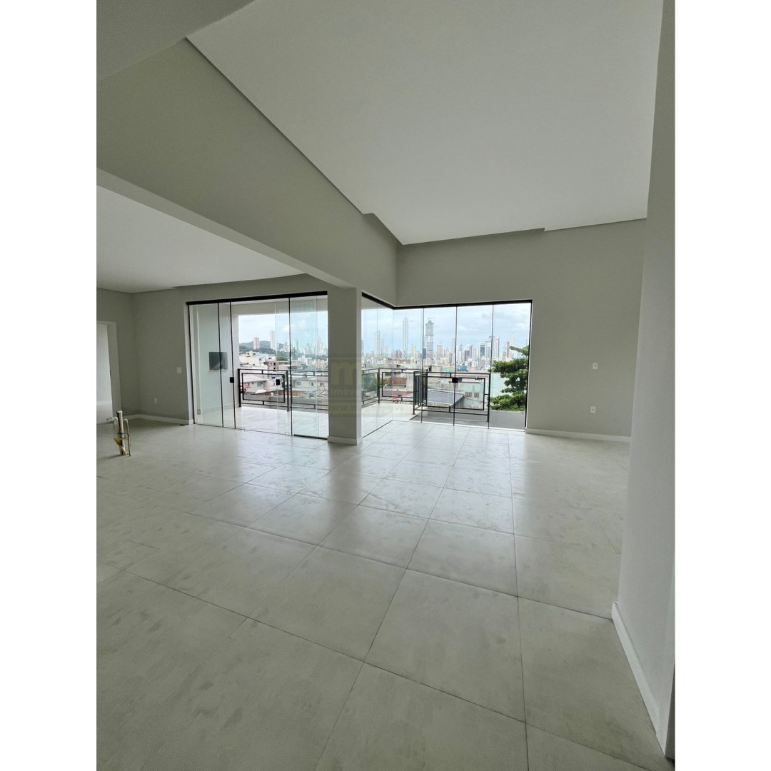 Casa com 3 suites e 4 vagas de garagem no Bairro das Nações