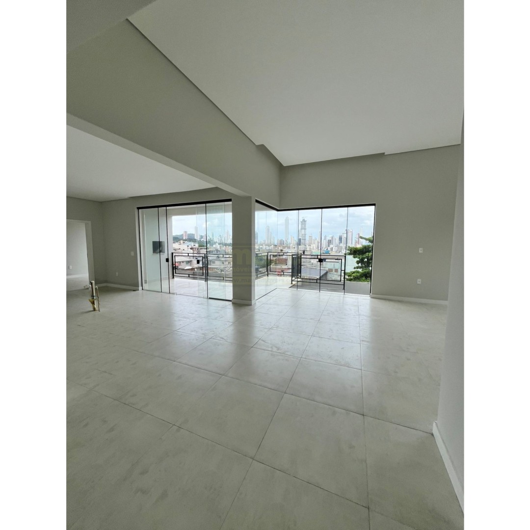 Casa com 3 suites e 4 vagas de garagem no Bairro das Nações