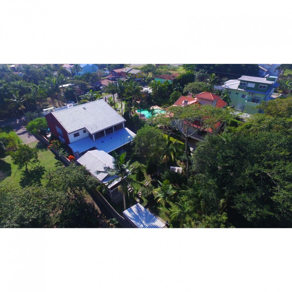 Casa em Taquaras com 5 suítes para venda