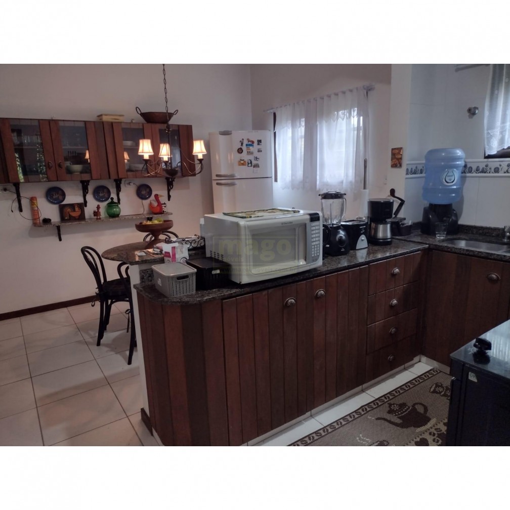Casa em Taquaras com 5 suítes para venda