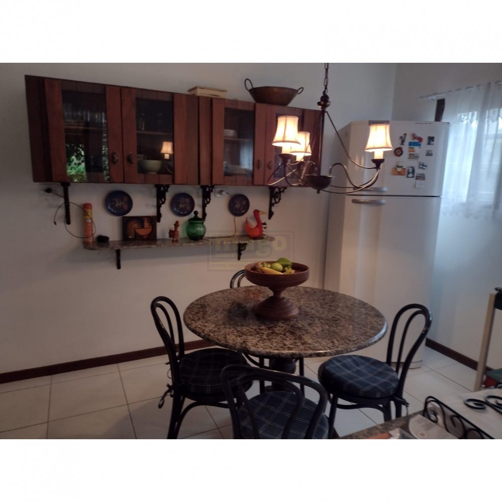 Casa em Taquaras com 5 suítes para venda