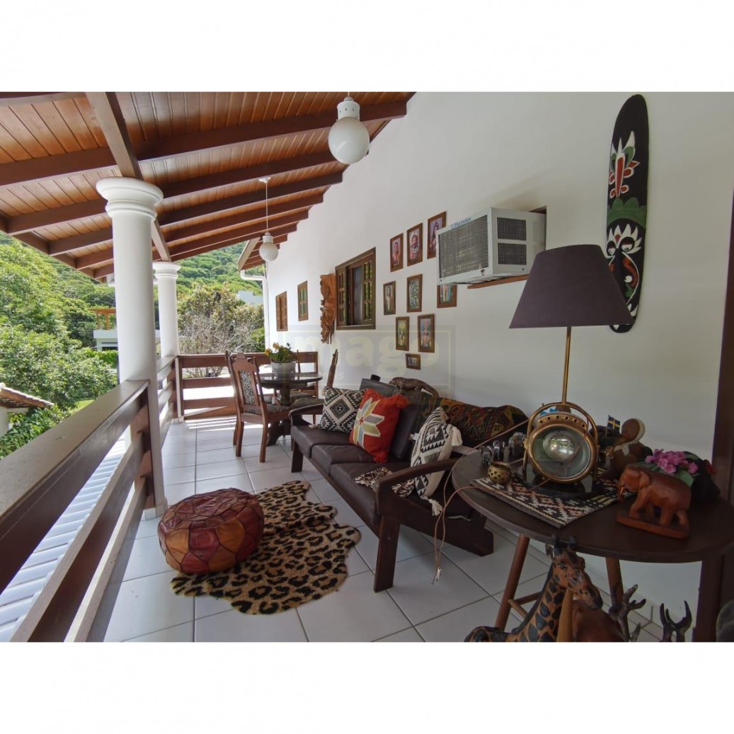 Casa em Taquaras com 5 suítes para venda