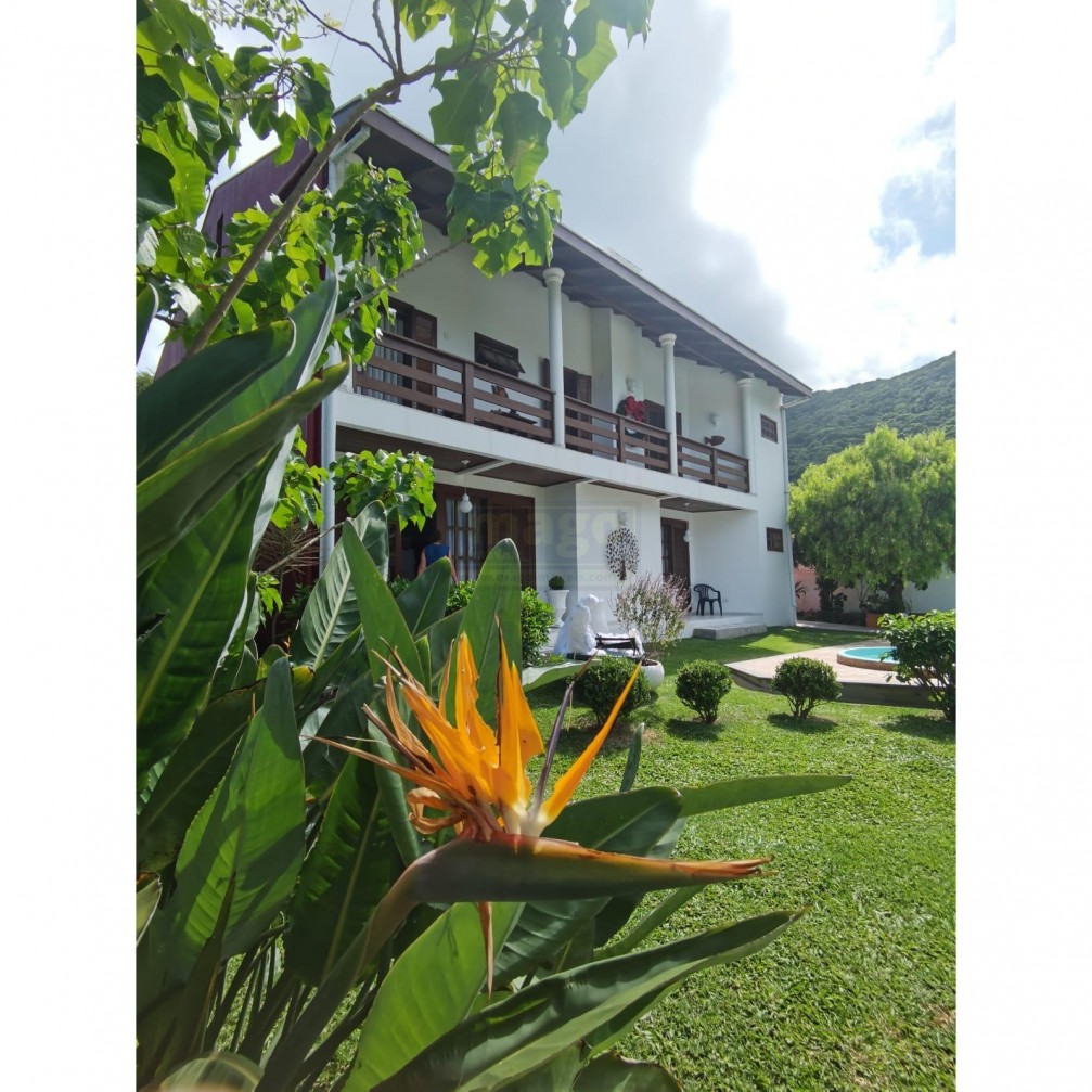 Casa em Taquaras com 5 suítes para venda