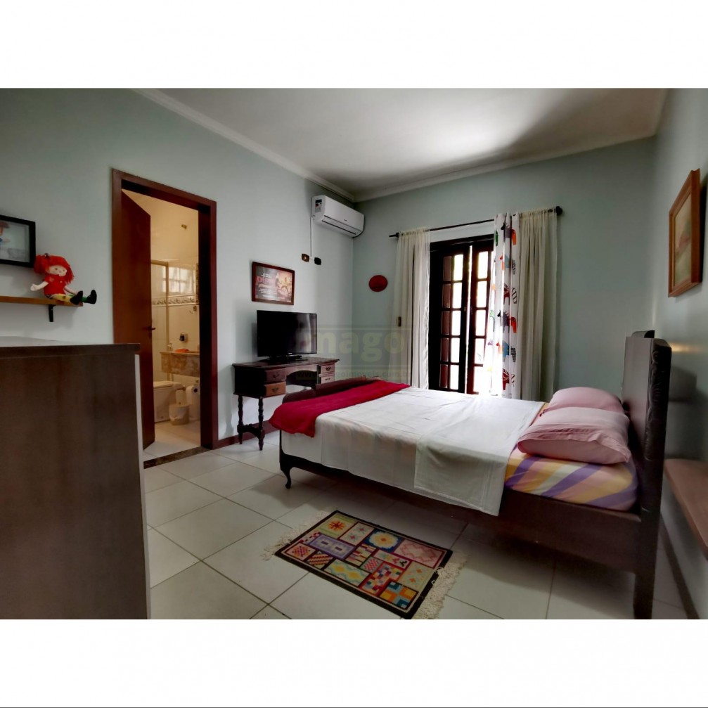 Casa em Taquaras com 5 suítes para venda