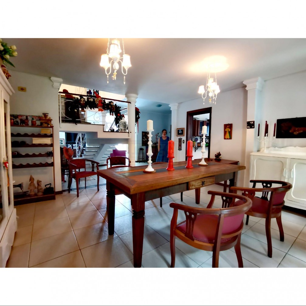 Casa em Taquaras com 5 suítes para venda