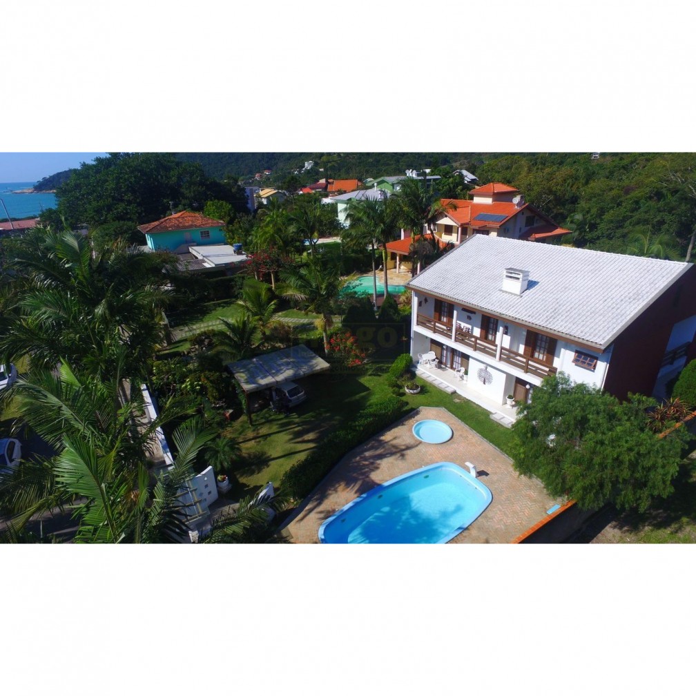 Casa em Taquaras com 5 suítes para venda