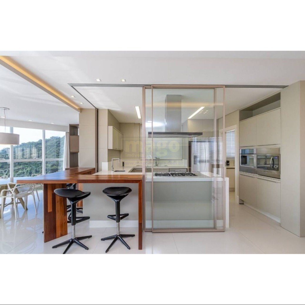 Apartamento com vista mar mobiliado e decorado com 4 vagas de garagem