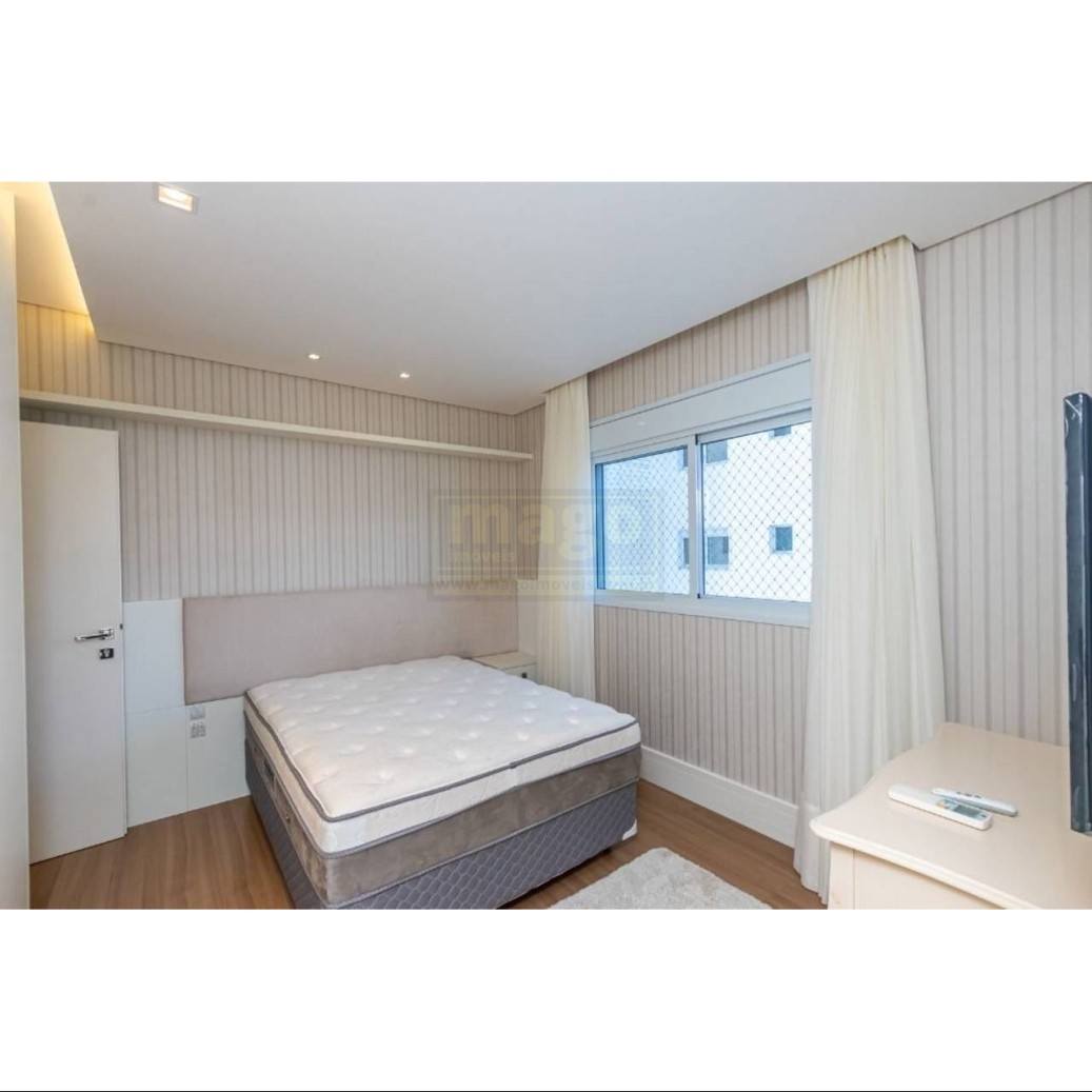 Apartamento com vista mar mobiliado e decorado com 4 vagas de garagem