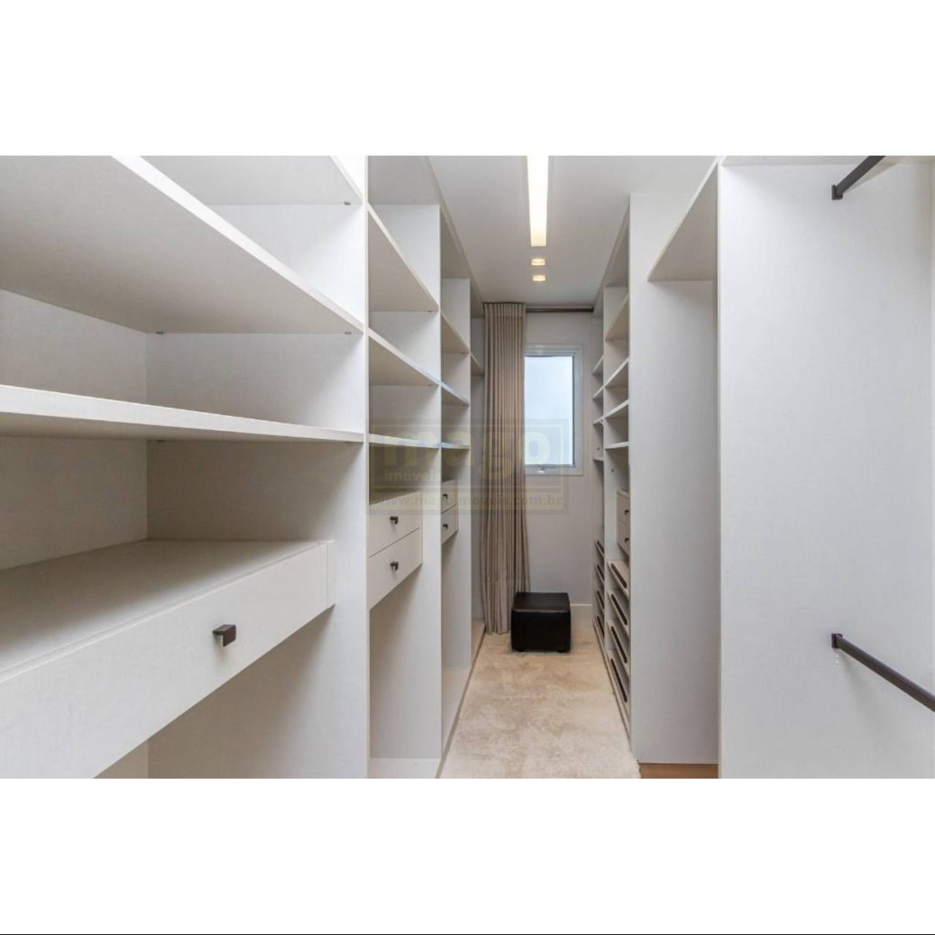 Apartamento com vista mar mobiliado e decorado com 4 vagas de garagem