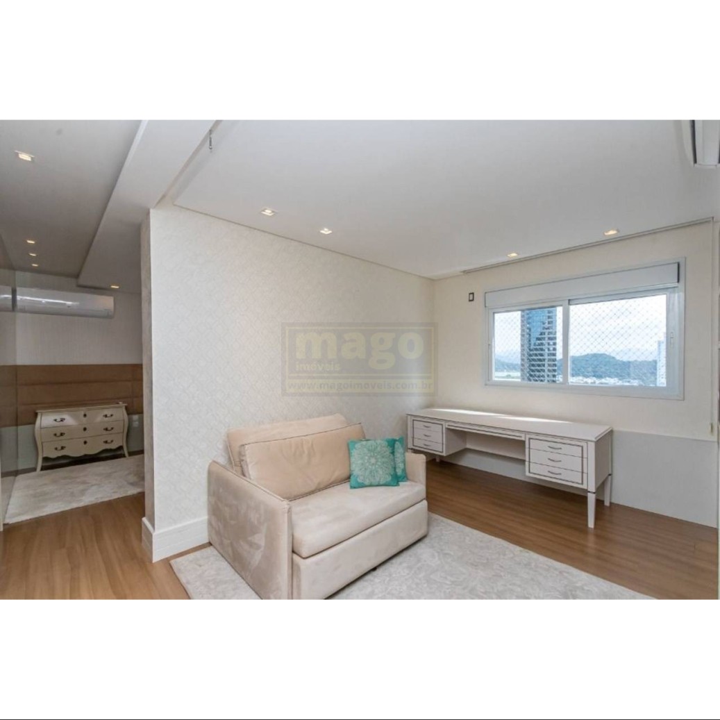Apartamento com vista mar mobiliado e decorado com 4 vagas de garagem