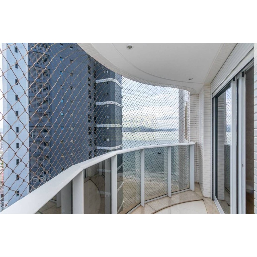 Apartamento com vista mar mobiliado e decorado com 4 vagas de garagem