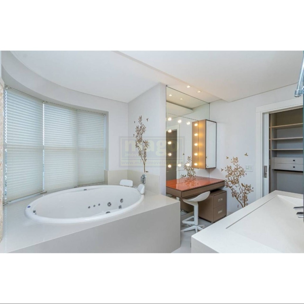 Apartamento com vista mar mobiliado e decorado com 4 vagas de garagem