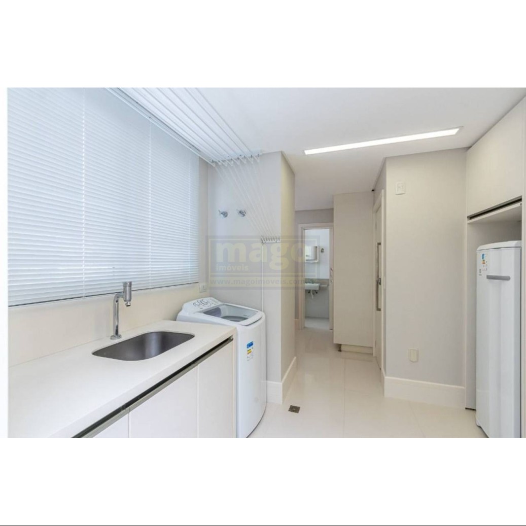 Apartamento com vista mar mobiliado e decorado com 4 vagas de garagem